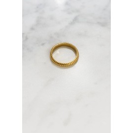 انگشتر رینگی ساده طلایی رنگ ثابت مدل تراش خورده برند I am