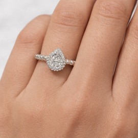 انگشتر زنانه نقره ای طرح اشک نگین دار برند I am