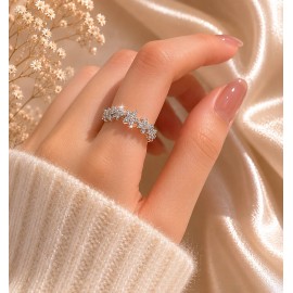 انگشتر نقره ای ظریف طرح گل نگین دار برند accessories