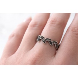 انگشتر زنانه نقره ای سیاه قلم طرح برگ های نگین دار برند I am