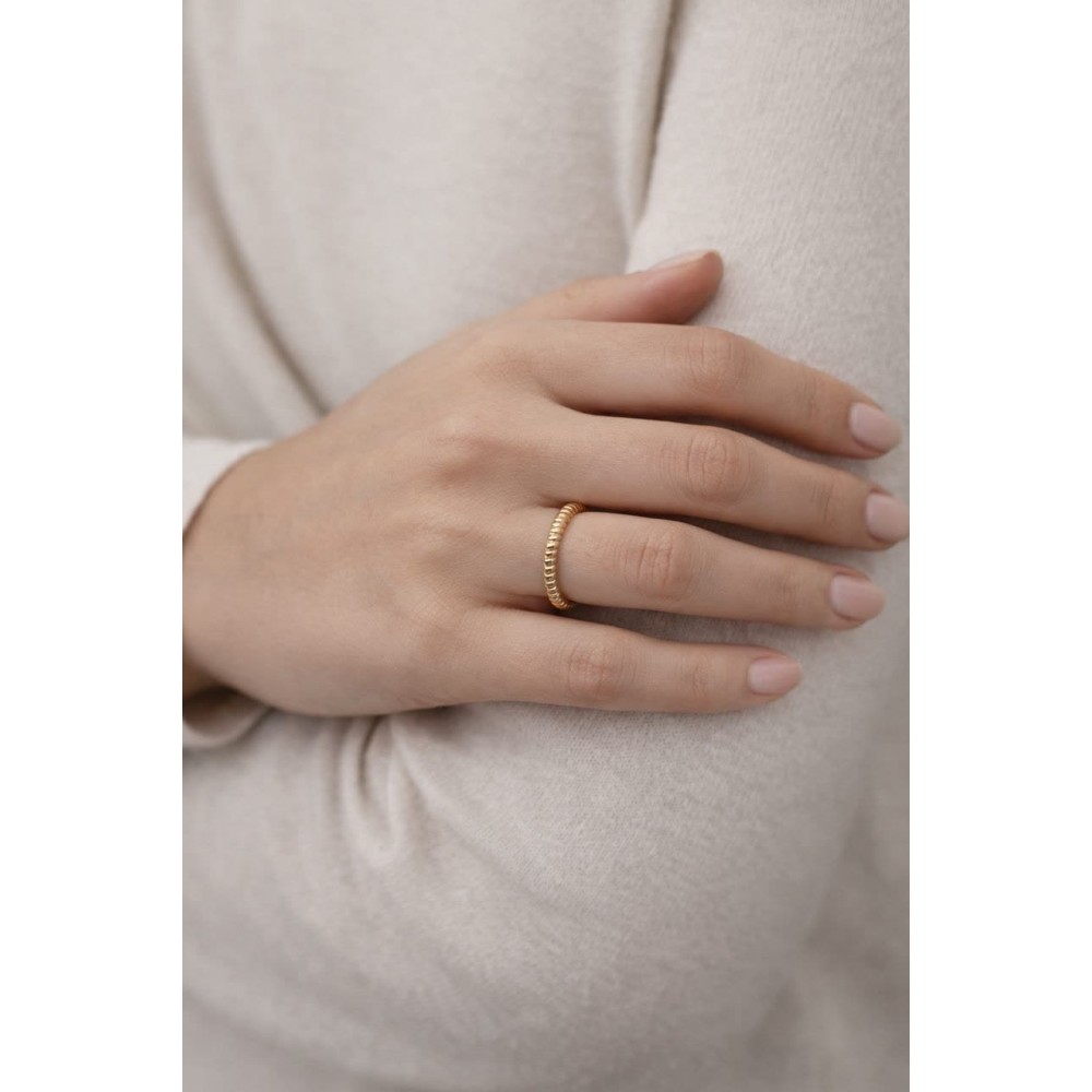 انگشتر رینگی ساده طلایی رنگ ثابت مدل تراش خورده برند I am