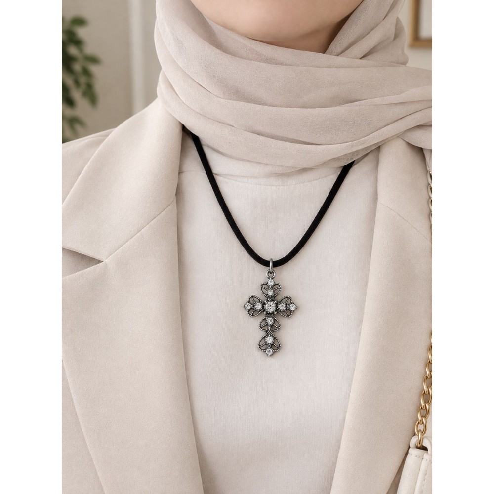 گردنبند مشکی زنانه با پلاک صلیب نگین دار برند accessories