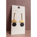 گوشواره میخی آویز طلایی و سنگ مشکی برند accessories