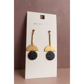 گوشواره میخی آویز طلایی و سنگ مشکی برند accessories