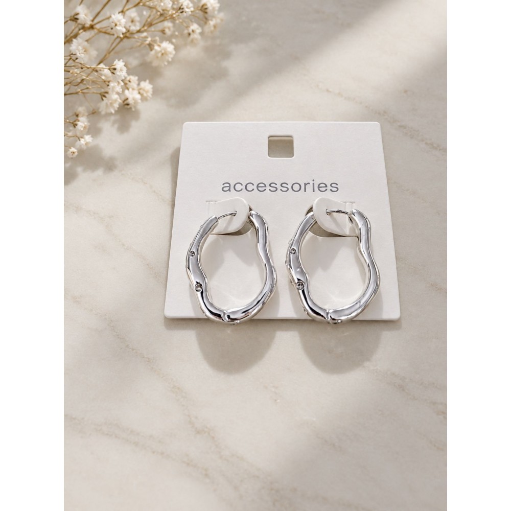 گوشواره نقره ای دفرمه نگین دار رنگ ثابت برند accessories