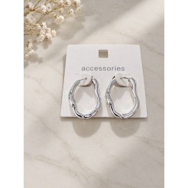 گوشواره نقره ای دفرمه نگین دار رنگ ثابت برند accessories