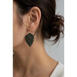 گوشواره میخی طرح برگ سبز تیره برند accessories