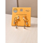 گوشواره نیم حلقه ای آویز نگین مستطیی برند accessories