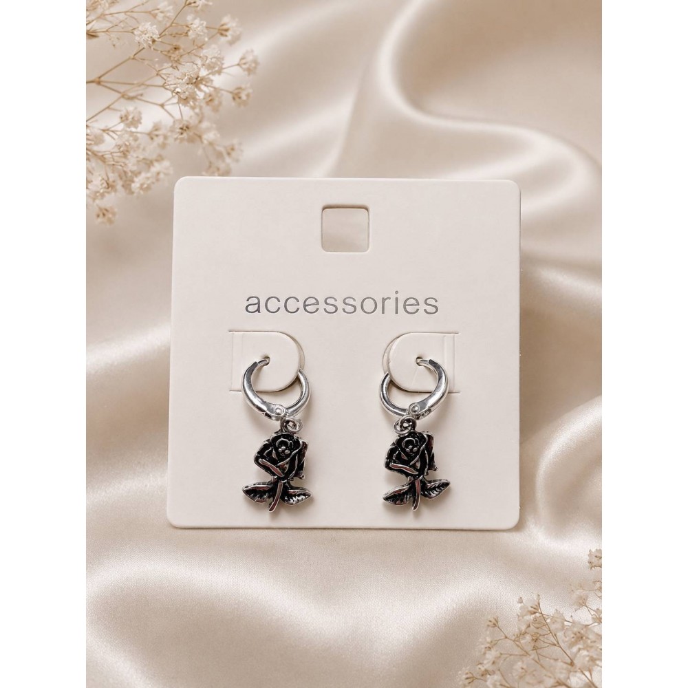 گوشواره نقره ای آویز گل رز مشکی برند accessories