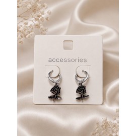 گوشواره نقره ای آویز گل رز مشکی برند accessories