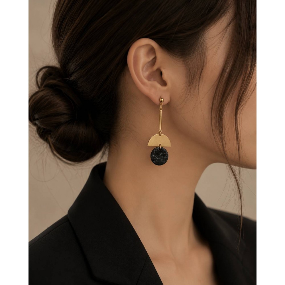 گوشواره میخی آویز طلایی و سنگ مشکی برند accessories