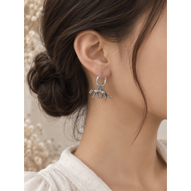 گوشواره حلقه ای آویز پلنگ نقره ای